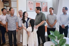 Le Premier ministre Pham Minh Chinh visite une famille dans le parc de logements sociaux West Sky dans la zone urbaine Ecogarden. Photo : VNA