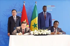 Le président de l'Assemblée nationale du Vietnam, Trân Thanh Mân, et le Premier ministre sénégalais, Ousmane Sonko, assistent à la signature d'un protocole d'accord sur le commerce du riz entre le ministère vietnamien de l'Industrie et du Commerce et le ministère sénégalais de l'Industrie et du Commerce. Photo : VNA