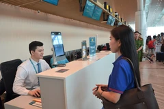 Les passagers effectuent une reconnaissance faciale biométrique lors de l'enregistrement. Photo: VNA