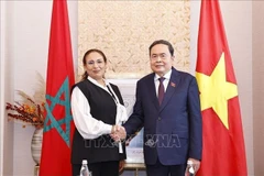 Le président de l’Assemblée nationale du Vietnam, Trân Thanh Mân serre la main de la présidente du Groupe d’amitié parlementaire Maroc-Vietnam, Lubna Srhiri. Photo : VNA