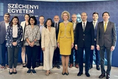 L'ambassadeur Bui Lê Thai (deuxième à partir de la droite, premier rang) et les ambassadeurs de l'ASEAN en Hongrie visitent l'Université de Győr. Photo : ambassade du Vietnam en Hongrie
