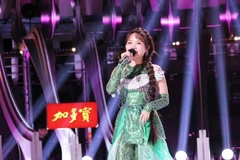 La chanteuse Phuong My Chi se produit sur la scène de Sing!Asia. Photo : hanoimoi.com