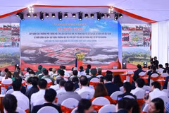 Le Premier ministre Pham Minh Chinh prend la parole lors de la cérémonie de pose de la première pierre de l’internat inter-niveaux de la commune de Yen Khuong, province de Thanh Hoa. Photo : VNA