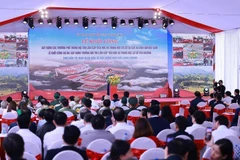 Le Premier ministre Pham Minh Chinh prend la parole lors de la cérémonie de pose de la première pierre de l’internat inter-niveaux de la commune de Yen Khuong, province de Thanh Hoa. Photo : VNA