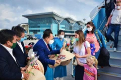 Les touristes russes faisant leur retour à Khanh Hoa après la pandémie de Covid-19, en décembre 2021. Photo: tuoitre.vn