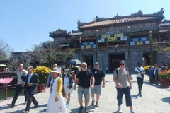 Touristes étrangers visitant l'ancienne capitale de Huê. Photo: VNA