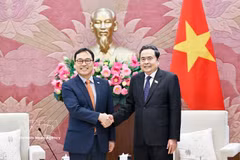 Le président de l’Assemblée nationale du Vietnam, Trân Thanh Mân (à gauche), serre la main de l’ambassadeur de la République de Corée, Choi Young Sam, à Hanoi, le 18 juin. Photo: VNA
