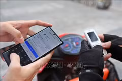 La limite mensuelle de 100 millions de dôngs s'applique aux transferts d'argent et aux paiements effectués via un seul compte Mobile Money. Photo : VNA
