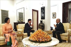 Le roi Norodom Sihamoni (à droite) recevant l’ambassadeur du Vietnam au Cambodge, Nguyên Huy Tang, et son épouse, venus prendre congé au terme de leur mandat au Cambodge. Photo : VNA