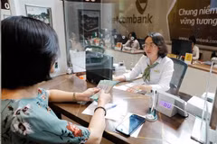 Une cliente effectue un dépôt dans un guichet bancaire à Hanoi. Photo : VNA