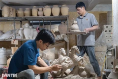 Pham Duc Dung est un potier qui se consacre à son art depuis 21 ans. Animé par sa passion pour la création de figurines inspirées de son animal du zodiaque préféré, et plus particulièrement pour l’Année du Ch(Binh Ngo), il a choisi l'image du cheval et appelle respectueusement ses créations «Monsieur Cheval». Photo : dantri.com.vn
