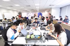 Au camp APIE 2026, les participants acquièrent des connaissances fondamentales sur le déploiement d'infrastructures réseau, la connectivité des équipements réseau et la mise en œuvre de réseaux sans fil. Photo : mst.gov.vn
