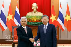 Le secrétaire général du Parti et président de la République, Tô Lâm (à droite) serre la main du président de l’Assemblée nationale et président de la Chambre des représentants de Thaïlande, Sophon Zaram, à Hanoi, le 7 août. Photo : VNA