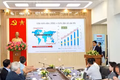 Des experts se penchent sur la tendance au rajeunissement des troubles de la réfraction au Vietnam, ainsi que sur les solutions sûres de soins oculaires chez les jeunes dans l’environnement numérique. Photo : VGP
