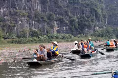 Des touristes internationaux découvrent les sites emblématiques du Vietnam. Photo : VNA