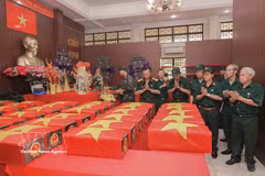 D'anciens combattants rendent un hommage à leurs compagnons d'armes dans la salle où reposent les dépouilles des martyrs retrouvées au parc Lê Thi Riêng, à Hô Chi Minh-Ville. Photo: VNA