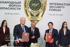 Le ministre vietnamien de la Sécurité publique, Luong Tam Quang, et le directeur du Service fédéral russe pour la coopération militaro-technique, Dmitry Shugaev, signent un accord établissant un groupe de travail conjoint entre l’agence russe et le ministère vietnamien de la Sécurité publique. Photo : VNA