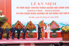 Le secrétaire général Tô Lâm attache l’Ordre Hô Chi Minh sur le drapeau traditionnel de la Commission des affaires intérieures du Comité central du Parti. Photo : VNA