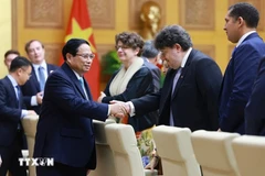 Le Premier ministre Pham Minh Chinh avec les représentants des entreprises européennes, lors du dialogue, à Hanoi, le 2 mars. Photo : VNA