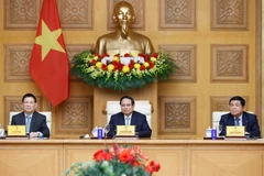 Le Premier ministre Pham Minh Chinh (centre) préside une discussion avec de grandes entreprises et sociétés européennes dans l'après-midi du 2 mars. Photo: VGP