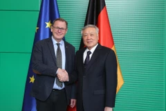 Le vice-Premier ministre permanent Nguyên Hoa Binh (à droite) et le vice-président du Bundestag allemand, Bodo Ramelow, se serrent la main. Photo : VNA