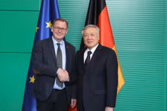 Le vice-Premier ministre permanent Nguyên Hoa Binh (à droite) et le vice-président du Bundestag allemand, Bodo Ramelow, se serrent la main. Photo : VNA