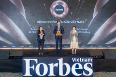 Nguyên Quôc Khanh, directeur exécutif de la recherche et du développement de Vinamilk, lors de la cérémonie de mise à l’honneur des meilleures entreprises cotées au Vietnam. Photo : Forbes Vietnam