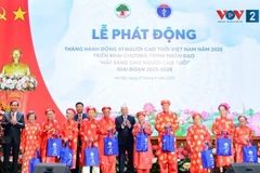 Remise de cadeaux à dix personnes âgées lors de la cérémonie de lancement. Photo: VOV