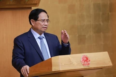Le Premier ministre Pham Minh Chinh préside la réunion pour évaluer les résultats du fonctionnement du modèle d’administration locale à deux niveaux. Photo : VNA