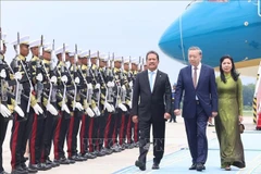 Le secrétaire général du Parti communiste du Vietnam Tô Lâm et son épouse Ngô Phuong Ly à leur arrivée à l’aéroport de Halim Perdanakusuma, en Indonésie, le 9 mars. Photo: VNA