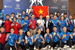 Les combattants de muay vietnamiens arborent fièrement leurs médailles tant convoitées. Photo : Équipe de muay thai vietnamienne