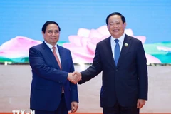 Le Premier ministre Pham Minh Chinh et son homologue lao Sonexay Siphandone, coprésidents de la 48e réunion du Comité intergouvernemental Vietnam-Laos, se serrent la main. Photo : VNA