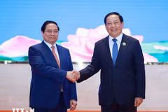 Le Premier ministre Pham Minh Chinh et son homologue lao Sonexay Siphandone, coprésidents de la 48e réunion du Comité intergouvernemental Vietnam-Laos, se serrent la main. Photo : VNA