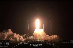 La société spatiale SpaceX d'Elon Musk lance la première grappe de sa constellation de satellites grâce à sa célèbre fusée Falcon 9. Photo: AP/VNA