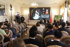 Cérémonie d’inauguration de l’exposition du peintre russe Tuman Zhumabaev dans le cadre de la Semaine du Vietnam à Saint-Pétersbourg, en Russie. Photo: VNA