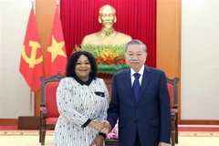 Le secrétaire général du Parti communiste du Vietnam, Tô Lâm serre la main de la la première secrétaire générale adjointe du Congrès national africain (ANC) d’Afrique du Sud, Nomvula Mokonyane, à Hanoi, le 20 mai. Photo: VNA