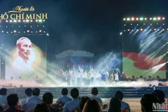 Une performance artistique lors du programme spécial intitulé « Il est Hô Chi Minh ». Photo : NDEL