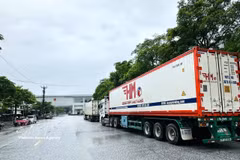 Des files de camions s’étirent au poste-frontière international de Thanh Thuy, dans la province de Tuyên Quang (Nord). Photo: VNA