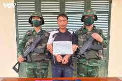 Xông Nhia Xênh (centre) au moment de son arrestation. Photo : VOV