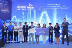 Les organisateurs remettent le premier prix à l'équipe L-GPT 6.7 lors de la finale du Vietnam AI Innovation Challenge 2026. Photo: VNA