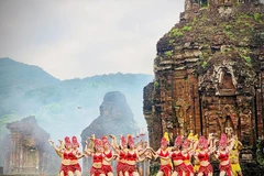 Spectacle de danse cham à l'ombre des tours-sanctuaires. Photo: Internet