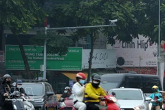 L’installation de systèmes de caméras dotés d’intelligence artificielle dans les rues de la ville aide à améliorer la sensibilisation du public et le respect du Code de la route. Photo : VNA