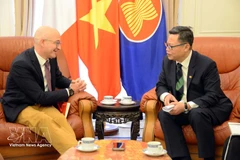 L’ambassadeur du Vietnam en France, Trinh Duc Hai (à droite), s’entretient avec Frédéric Cheneau, vice-président du développement commercial international d’Assystem, le le 16 mars. Photo : VNA