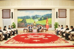 Le secrétaire général et président lao Thongloun Sisoulith (à droite, au centre) recevant le ministre vietnamien de la Justice Nguyên Hai Ninh, à Vientiane, le 19 décembre. Photo : VNA