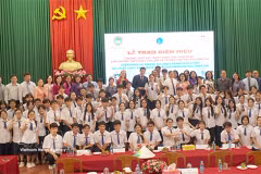 Représentants et élèves posent lors de la cérémonie de remise du LabelFrancÉducation, à Cân Tho, le 11 mars. Photo : VNA