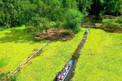 Des visiteurs découvrent la zone écotouristique Mua Xuan. Photo : La zone écotouristique Mua Xuan.