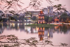 Le lac Hoàn Kiêm (Épée restituée), avec son paysage calme et luxuriant, est un véritable miracle de poésie qui rend Hanoi unique aux yeux des touristes et en fait un lieu particulièrement attachant. Photo: Internet