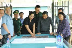 Une délégation de la province de Son La en mission de repérage pour la construction d’un établissement scolaire inter-niveaux à Muong Lan. Photo : VOV