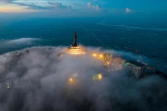 Le mont Bà Den dans les nuages. Photo : Sun Group