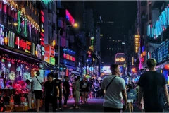 Des expositions d’art aux rues piétonnes, Hô Chi Minh-Ville s’illumine grâce au tourisme nocturne. Photo: thanhnien.vn